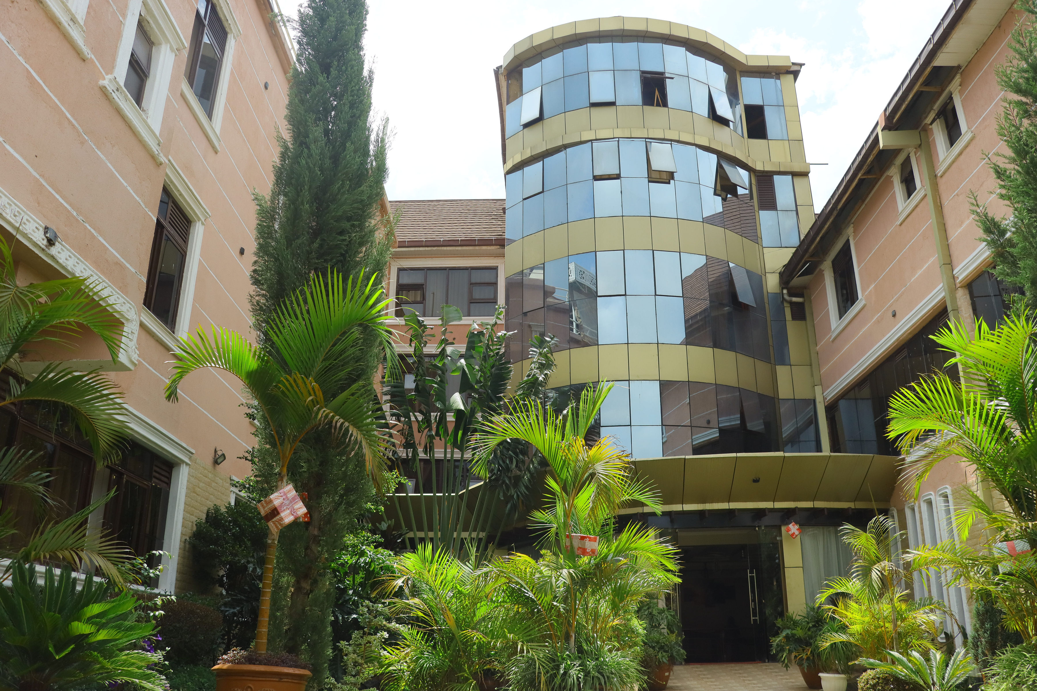 Famous Gates Hotel — Kaplong — photo 5